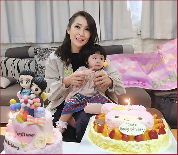 歌迷準備了Jade鍾意的Melody蛋糕，和一個母女造型蛋糕，被眾人圍住的心心，初時還表現冷靜，後來被掌聲嚇親。